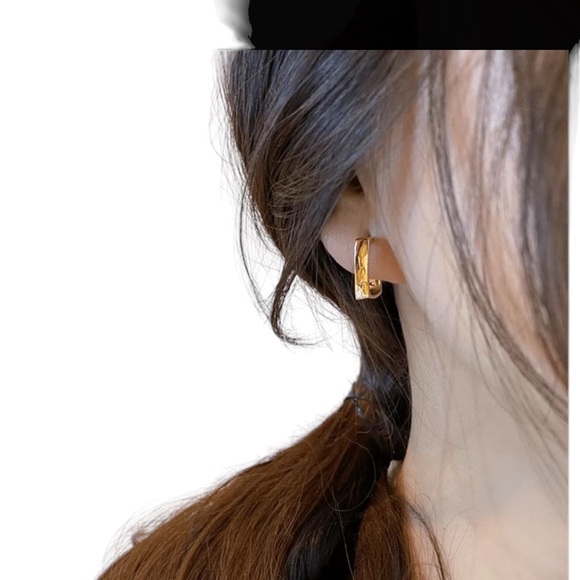 14K Gold Plated Minimalist Square Hoop Earrings - Picture 2 of 6